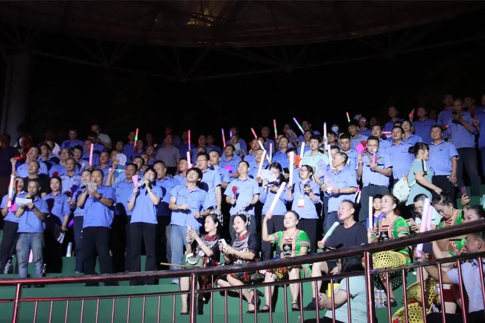 海鋼海礦慶?！拔逡弧眹H勞動節文藝晚會精彩上演2.jpg