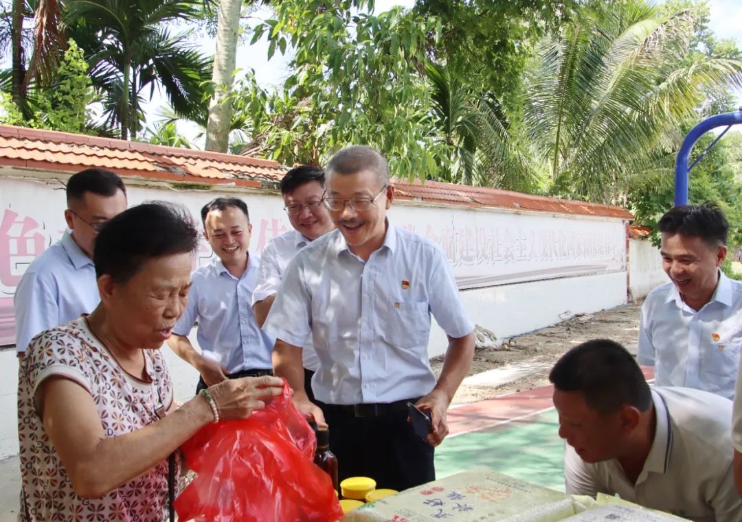 1721038059972601.jpg 劉明東赴屯昌縣興詩村開展鄉村振興工作調研2.jpg